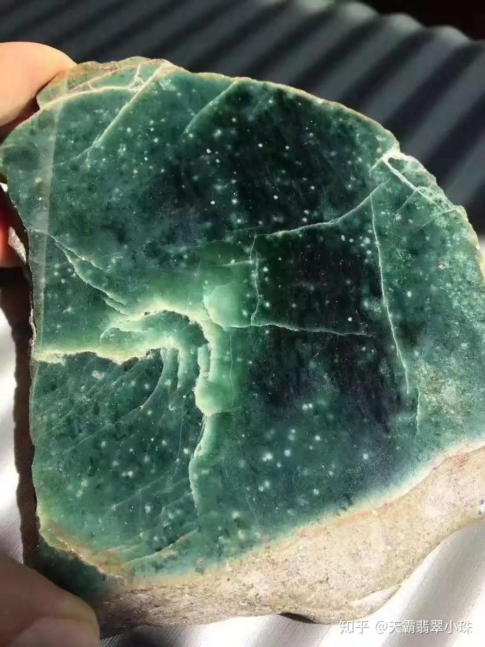 从老缅11万拿下的翡翠原石一刀下去裂得惨不忍睹下一秒笑得前仰后合气