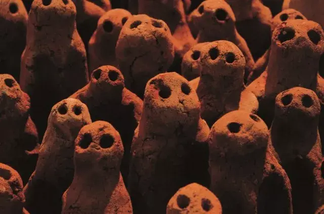 后在广州,北京,上海,重庆四地展出 2003-2004在广州展出时,小泥人摆满
