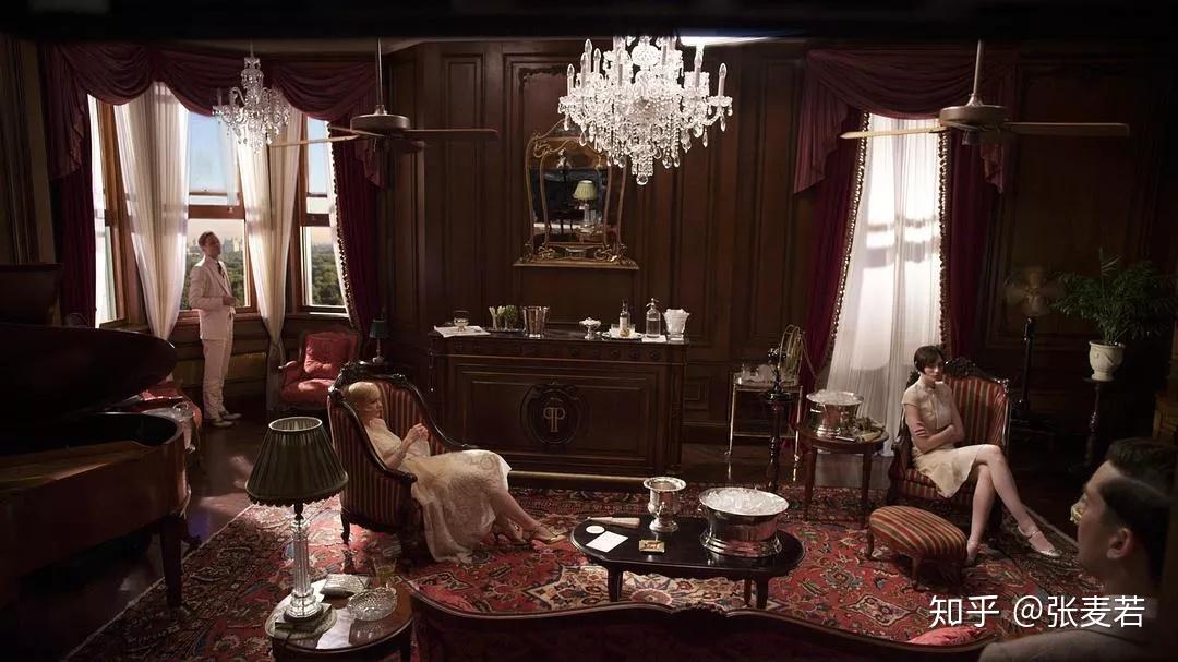 戏剧性事件紧接着发生了,黛西在羞愧中居然开着盖茨比的车撞死了丈夫