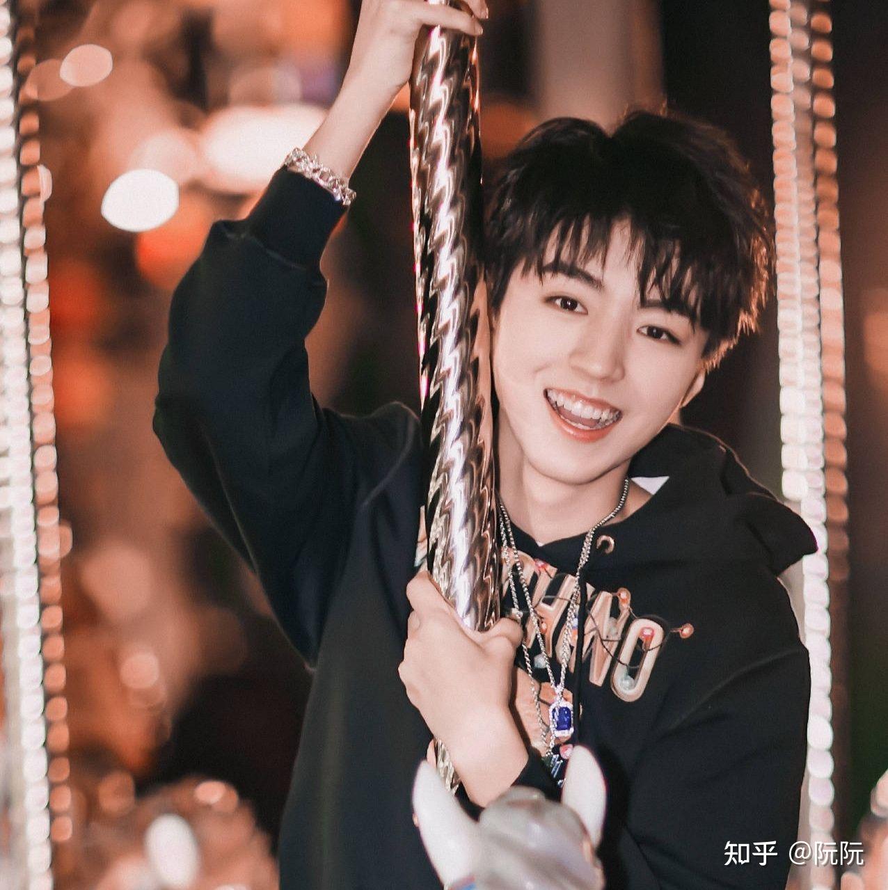 求王俊凯超有氛围感照片,谢谢(鞠躬)?