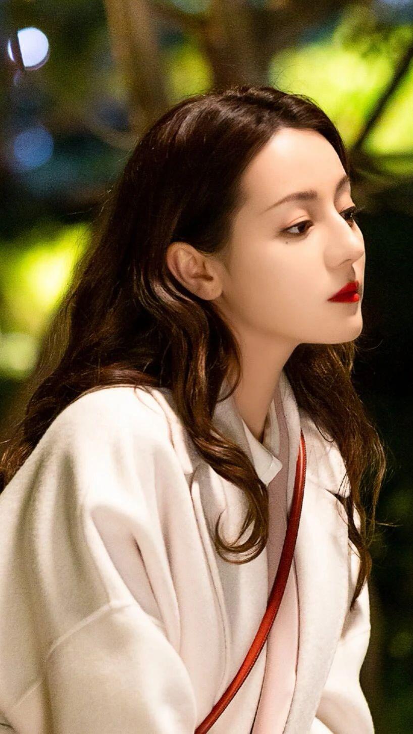 迪丽热巴壁纸最喜欢她真挚的笑容嘴角会不自觉跟着上扬