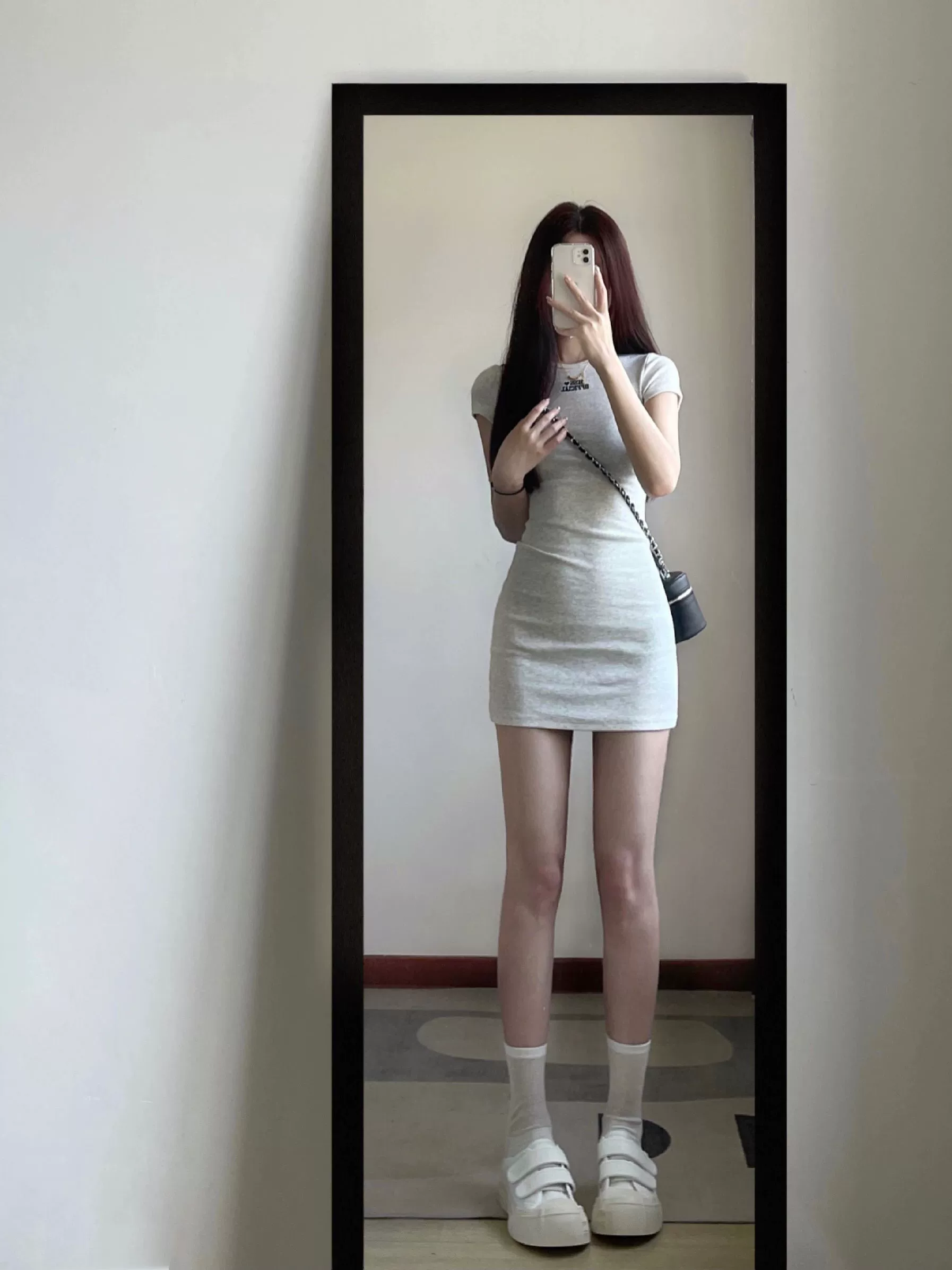 为什么现在女孩子身上的衣服越来越薄