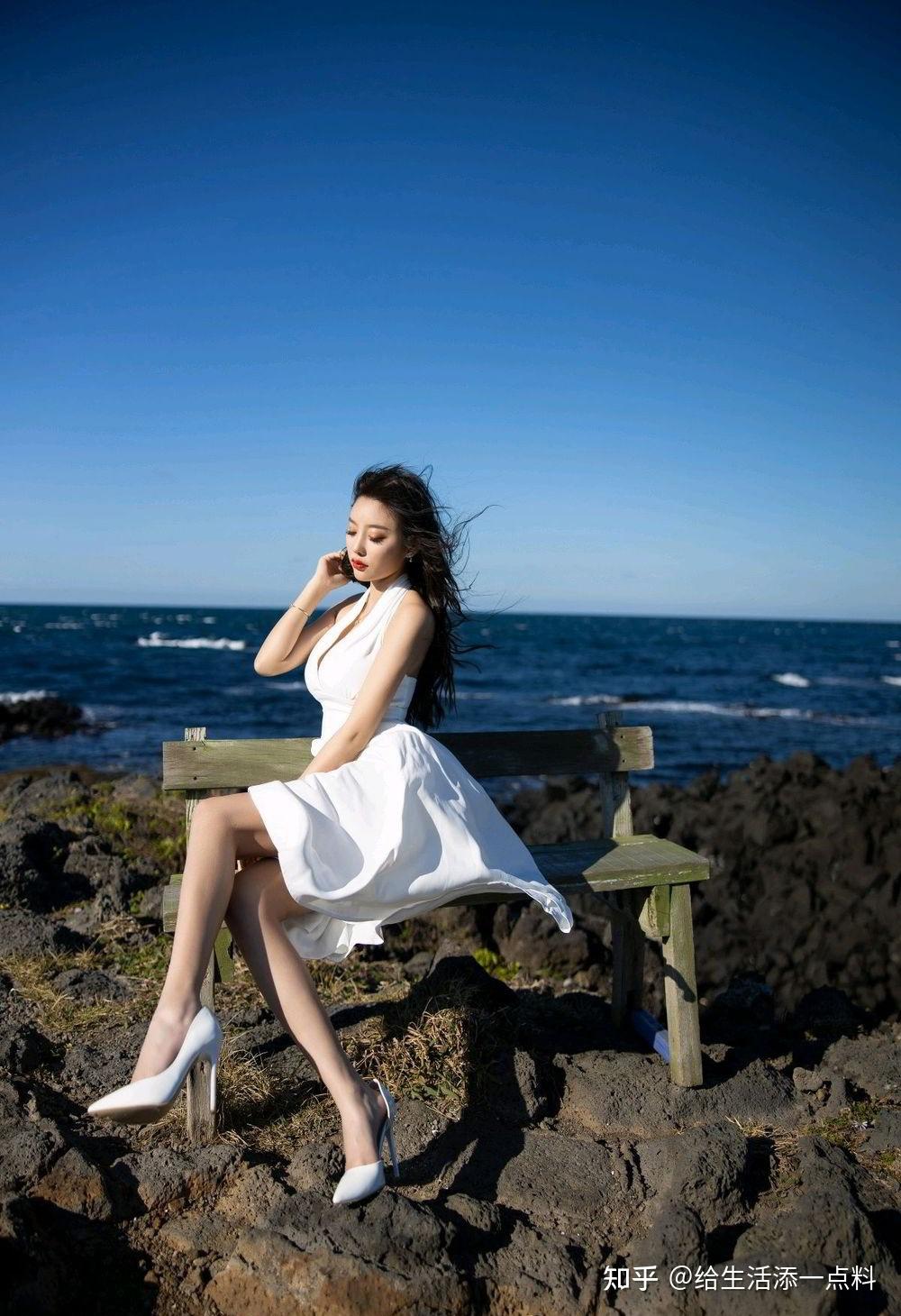 长发美女海边写真白色挂脖连衣裙搭配白色高跟鞋裙摆飘飘美如仙