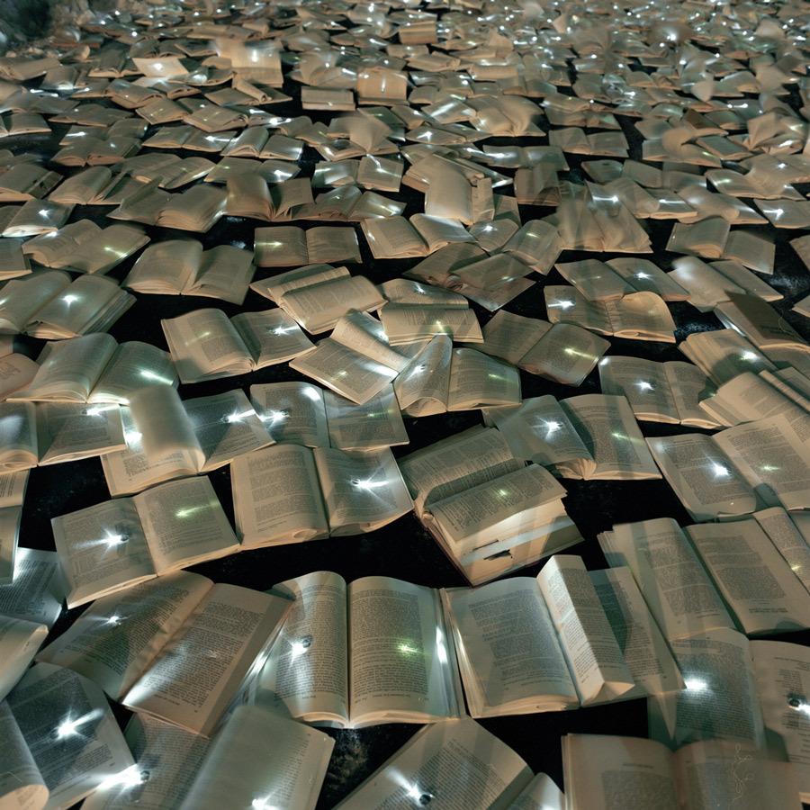 有哪些和书籍有关的装置艺术? - 知乎