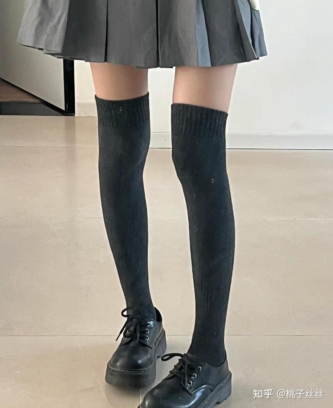 女生穿过膝袜该如何搭配衣服