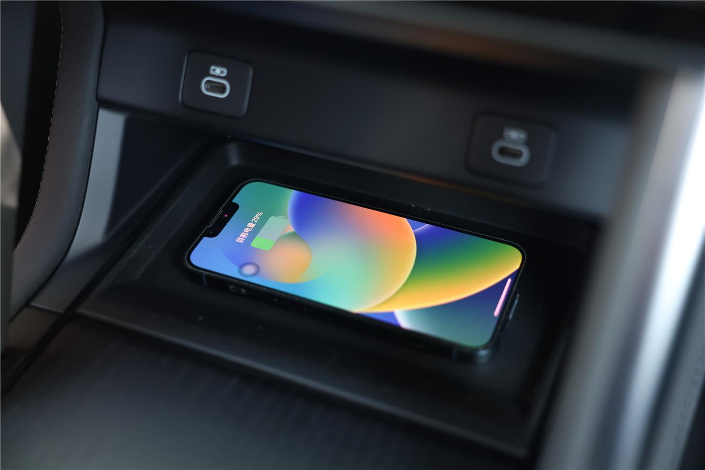 0 信息娱乐系统,菜单层级设计经过全面优化,新增无线苹果carplay和