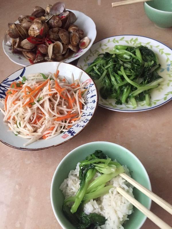 的人夸,"谁以后娶到你真是幸运"; 有时候自己做的食物会自拍自恋一下