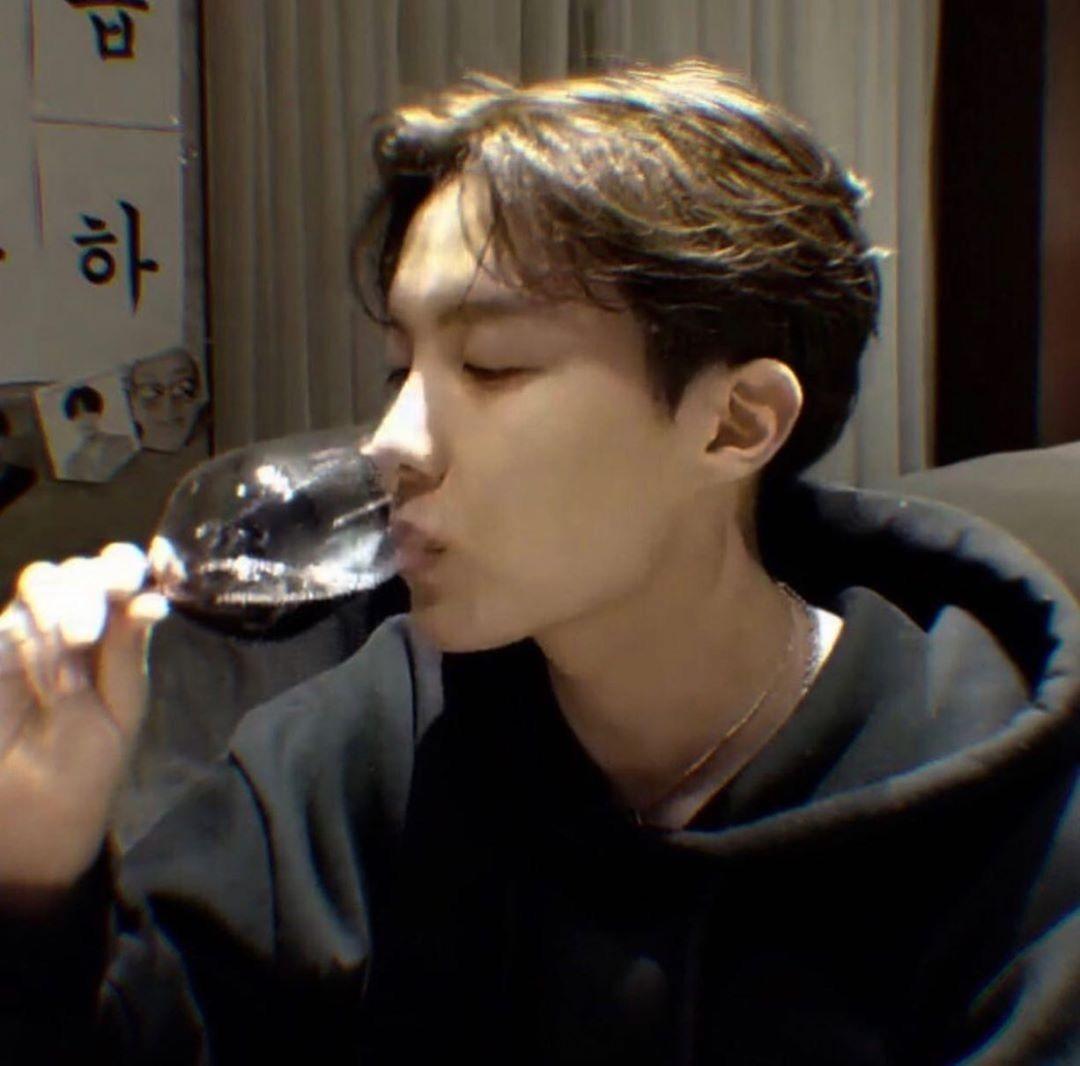 有没有防弹少年团帅气的喝酒图片动图也可