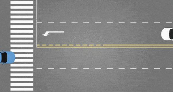 在路口靠近虚线一侧的车辆无须经过人行横道或进入路口,在不影响对向