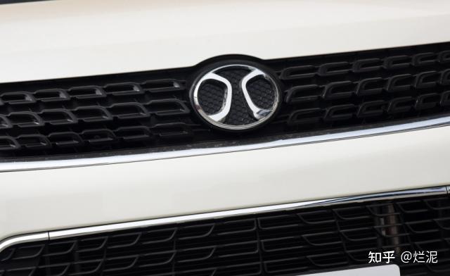 车标是个圈,中间是像一个c的,其他地方都是黑色的,这是个什么车?