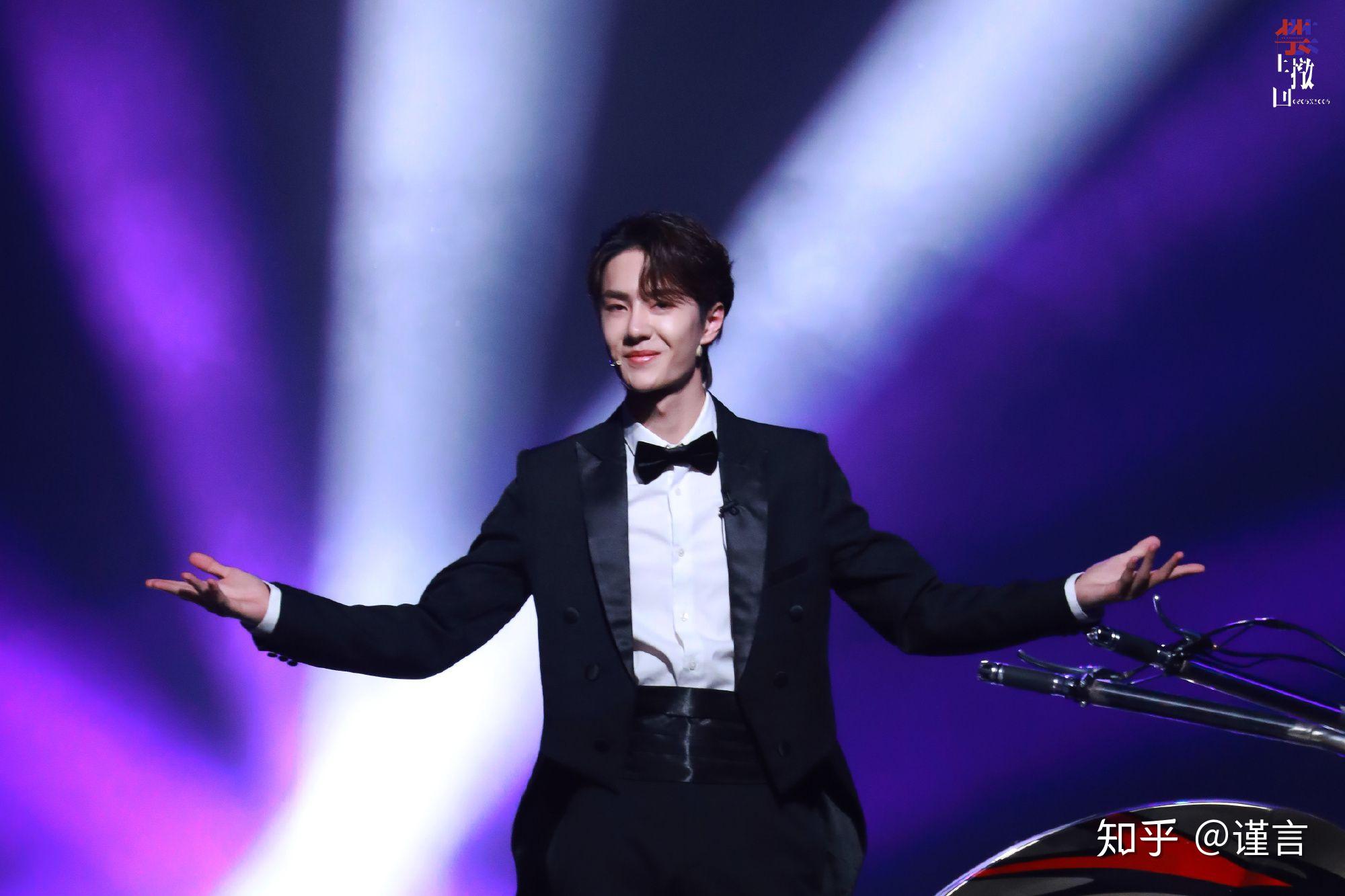 如何评价王一博在2020年湖南卫视春晚上的魔术表演