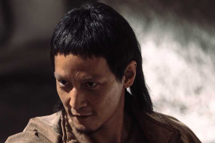 同样饰演悍匪除暴和新警察故事中吴彦祖的角色有哪些异同