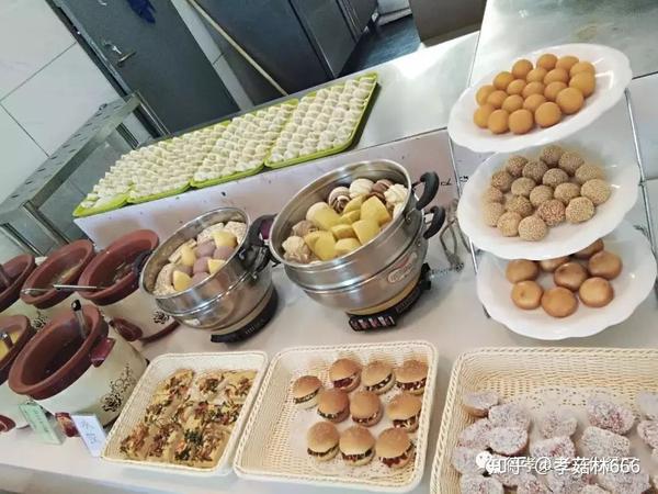 烤面包,现煮水饺,现烙小饼等面点粥区