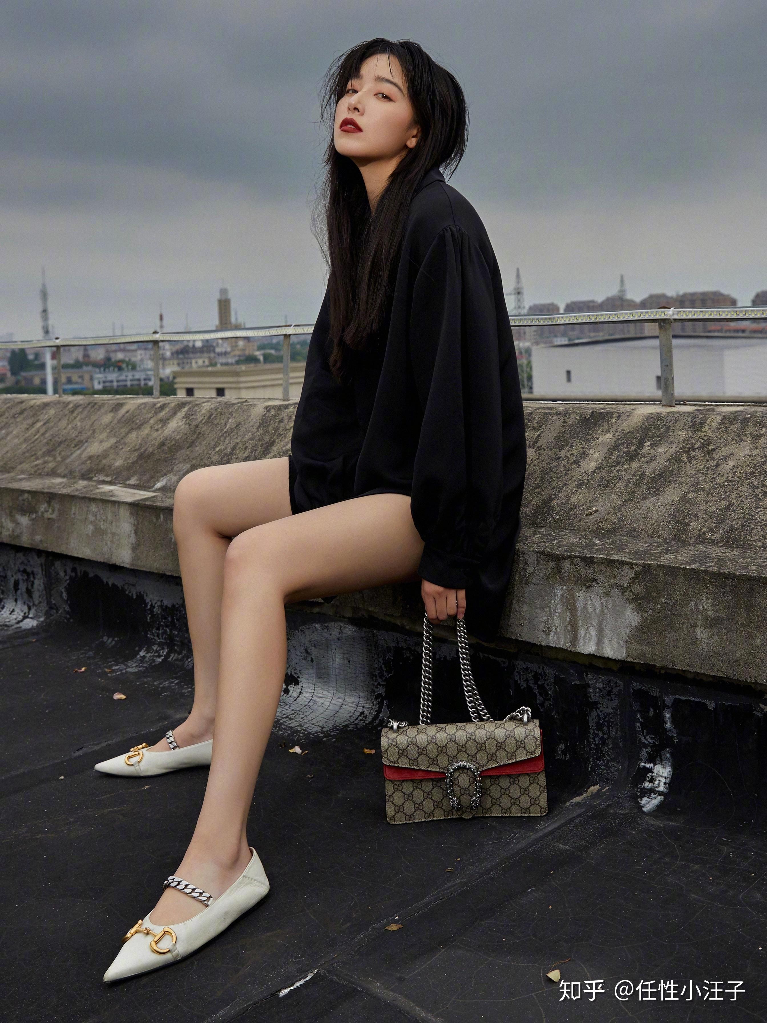 阚清子身着黑色方领连衣裙优雅高级,迷人的天鹅颈美艳动人