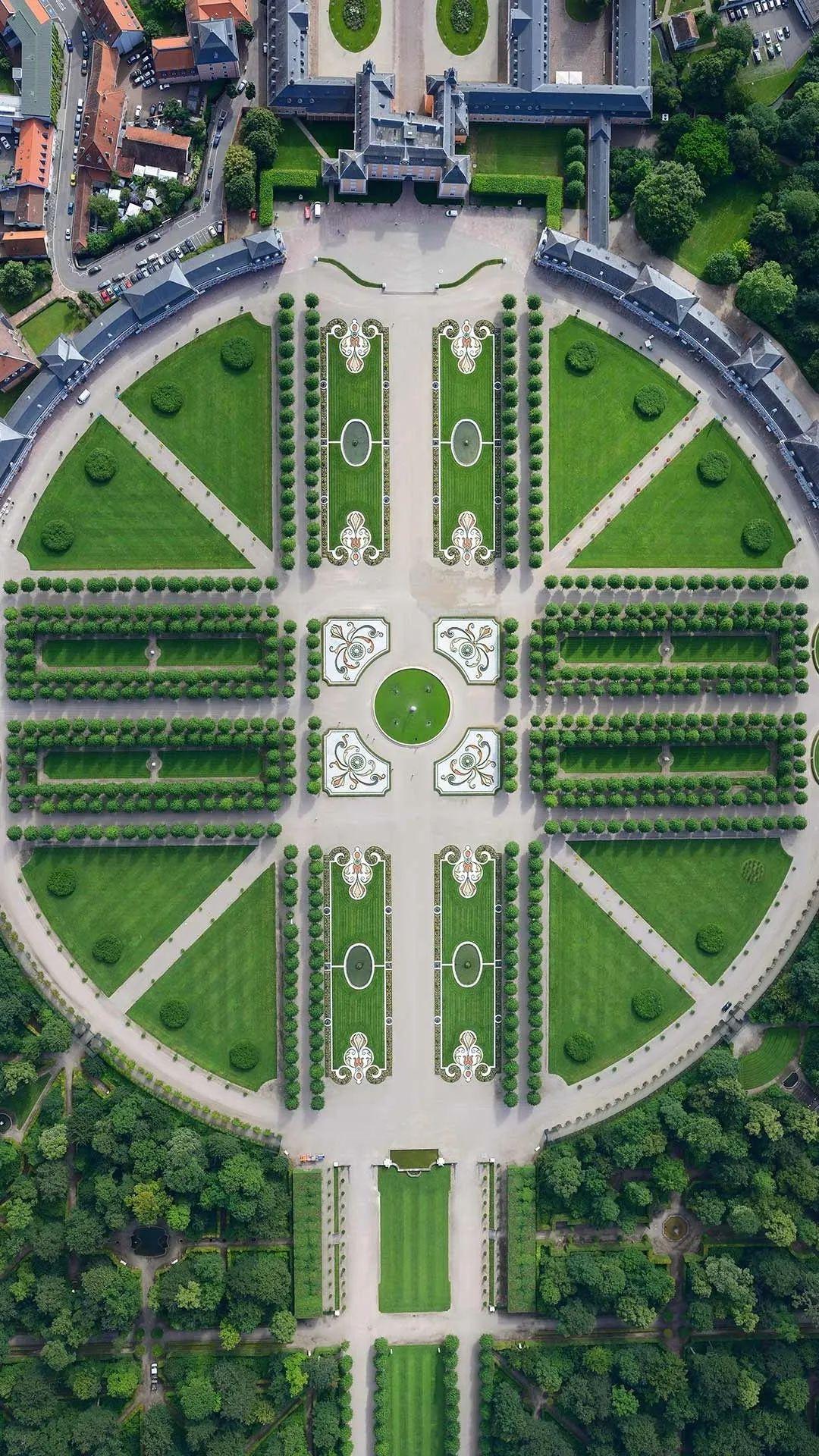 西欧园林体系以英国,法国和意大利为代表,以规则式的建筑和植物配置为