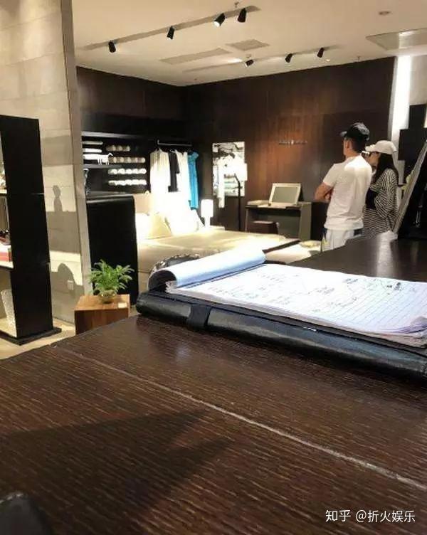 张馨予在广州新家做直播何捷不愿意露面但化妆镜曝光了他