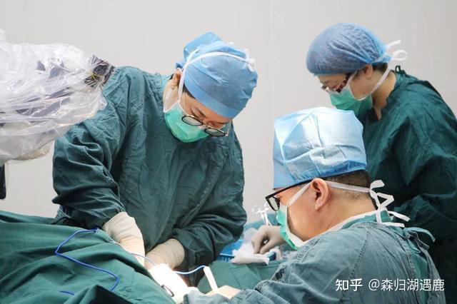 手术时,切开皮肤为什么不会流血,而生活中稍微划伤就会流血呢? - 知乎