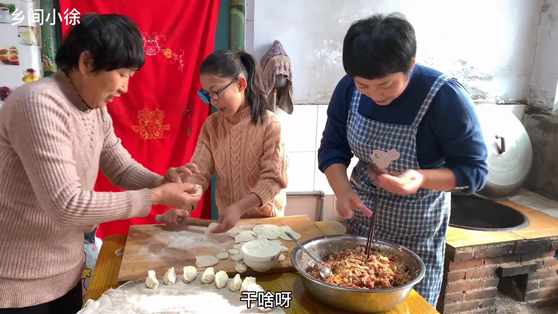 院子里拔点青菜做个火锅,热热乎乎,一家人吃得好过瘾发布于 18 小时前