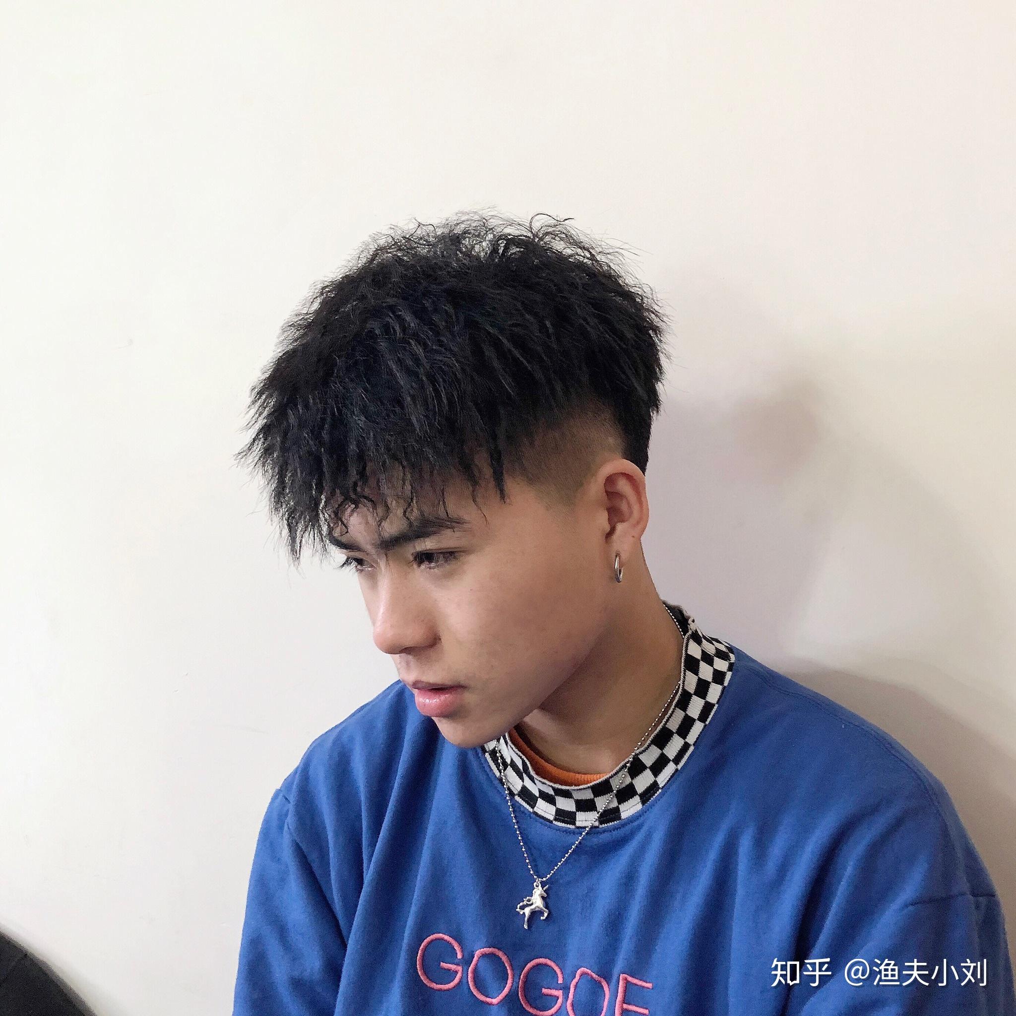男生那种一撮一撮的发型,是脏辫嘛不是编的那种脏辫,叫什么名字怎么和