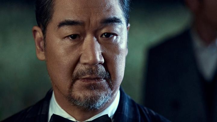 《坚如磐石》删减片段,片中张国立和那个女孩底是什么关系?