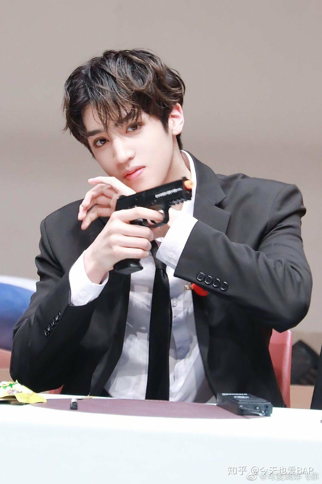 能推荐几个韩国男团 ,最近靓仔能量不足.最好配上照片!嘿嘿嘿?