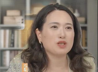 家长哭诉女儿遭校园欺凌，沈奕斐称是家长陷入「受害者思维」导致孩子认知扭曲，你认同吗？是家长过度焦虑吗？