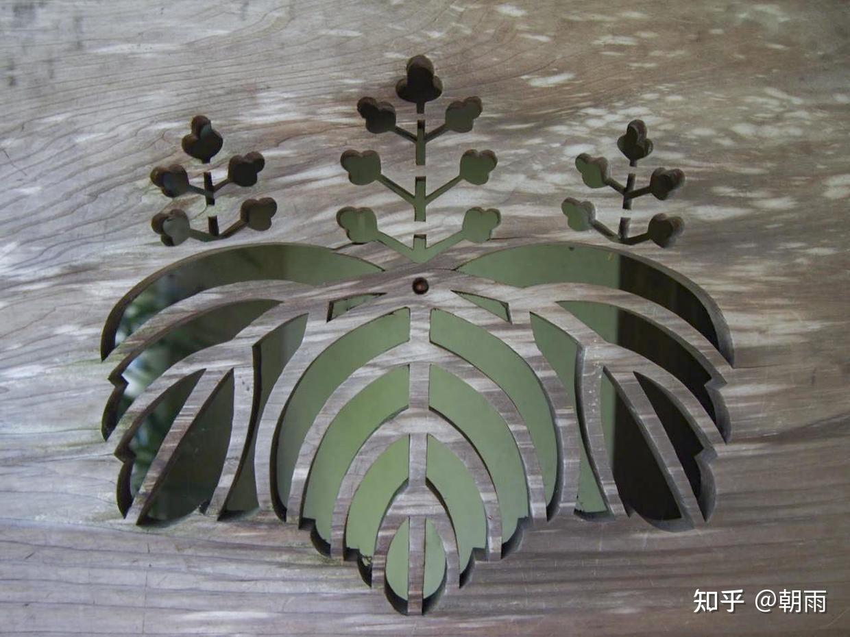 门上透雕"五七桐纹"家徽.门贯木上的木板透雕"九曜"家徽.