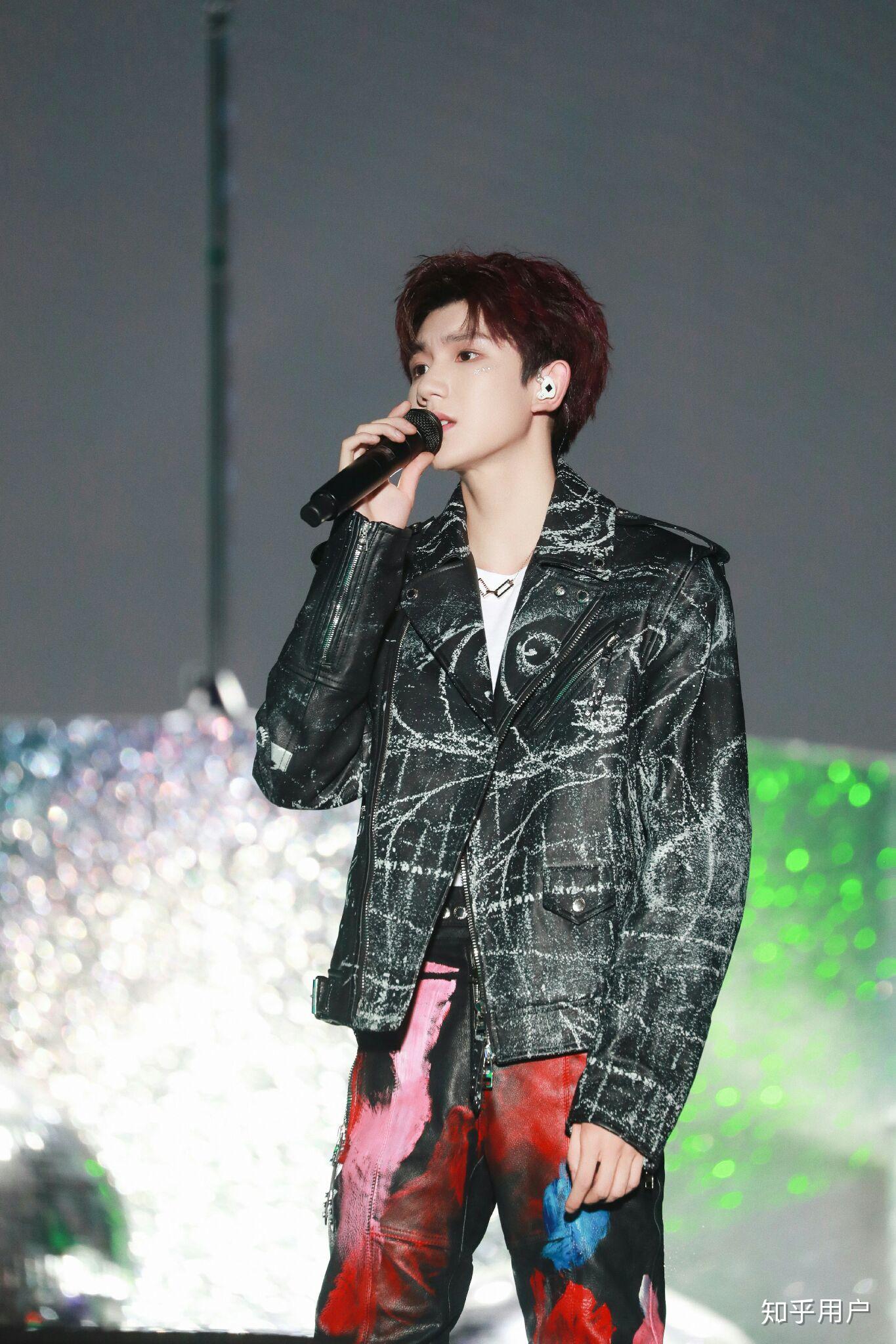 如何评价二字弟弟王源在组合五周年演唱会上的表现? - 知乎