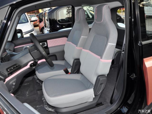 新宝骏e300/e300plus的内饰设计也是相当简洁,因为搭载了新宝骏车联网