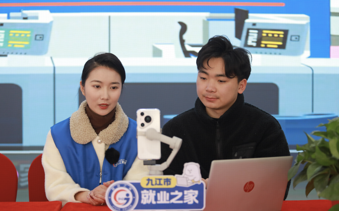 像「报志愿、选专业指导规划」这类的工作，用 AI 能替代吗？换成 AI 提供建议，你会信任它吗？