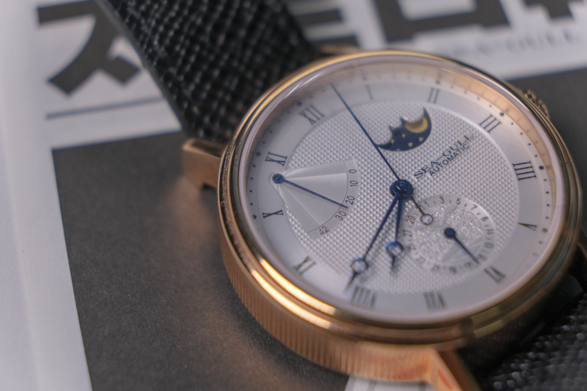 海鸥这款月相机械表,使用的是经典的st2153机芯,脱胎于技术非常成熟