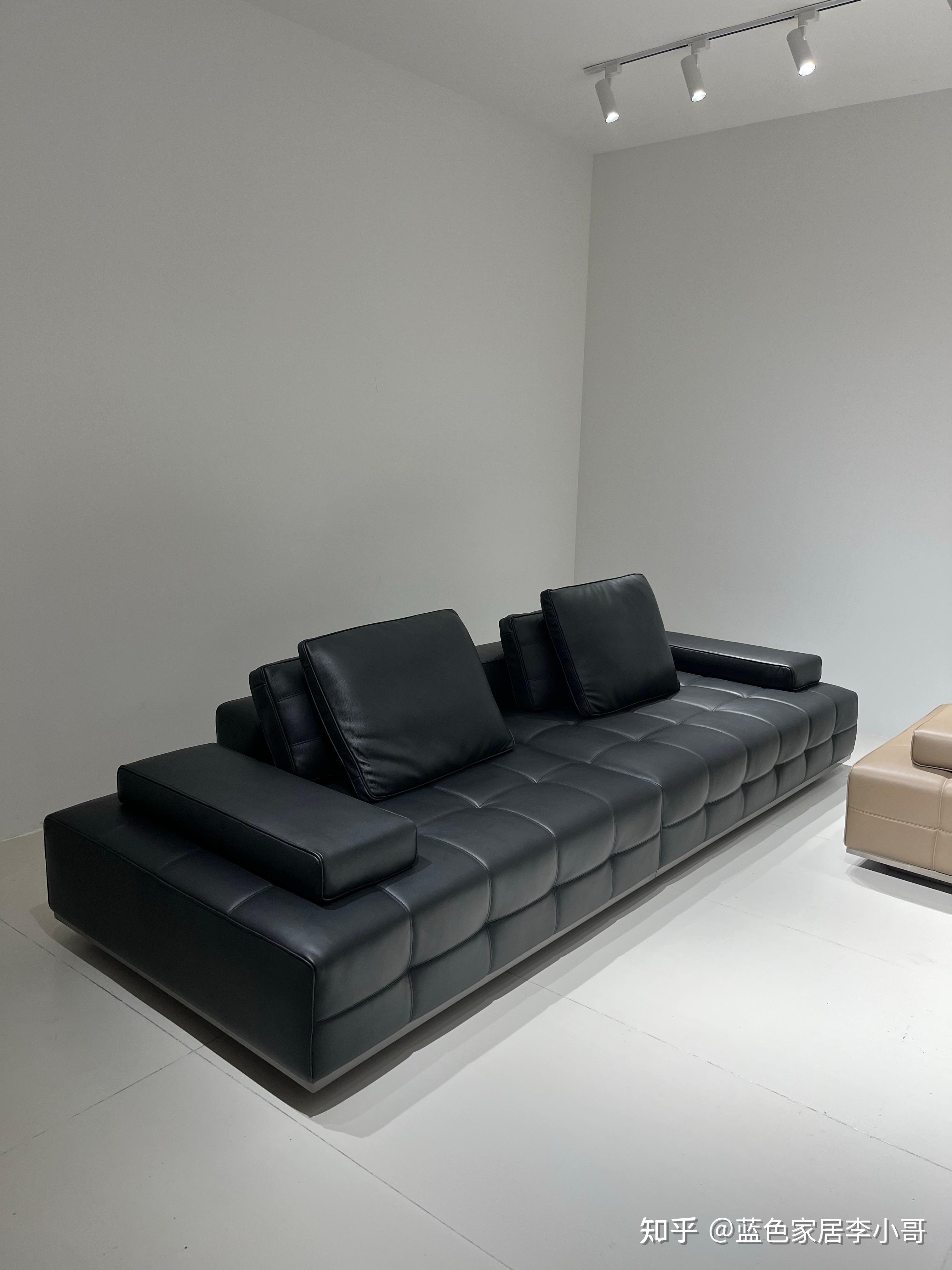 劳伦斯真皮沙发在设计和材质上有何独特之处?