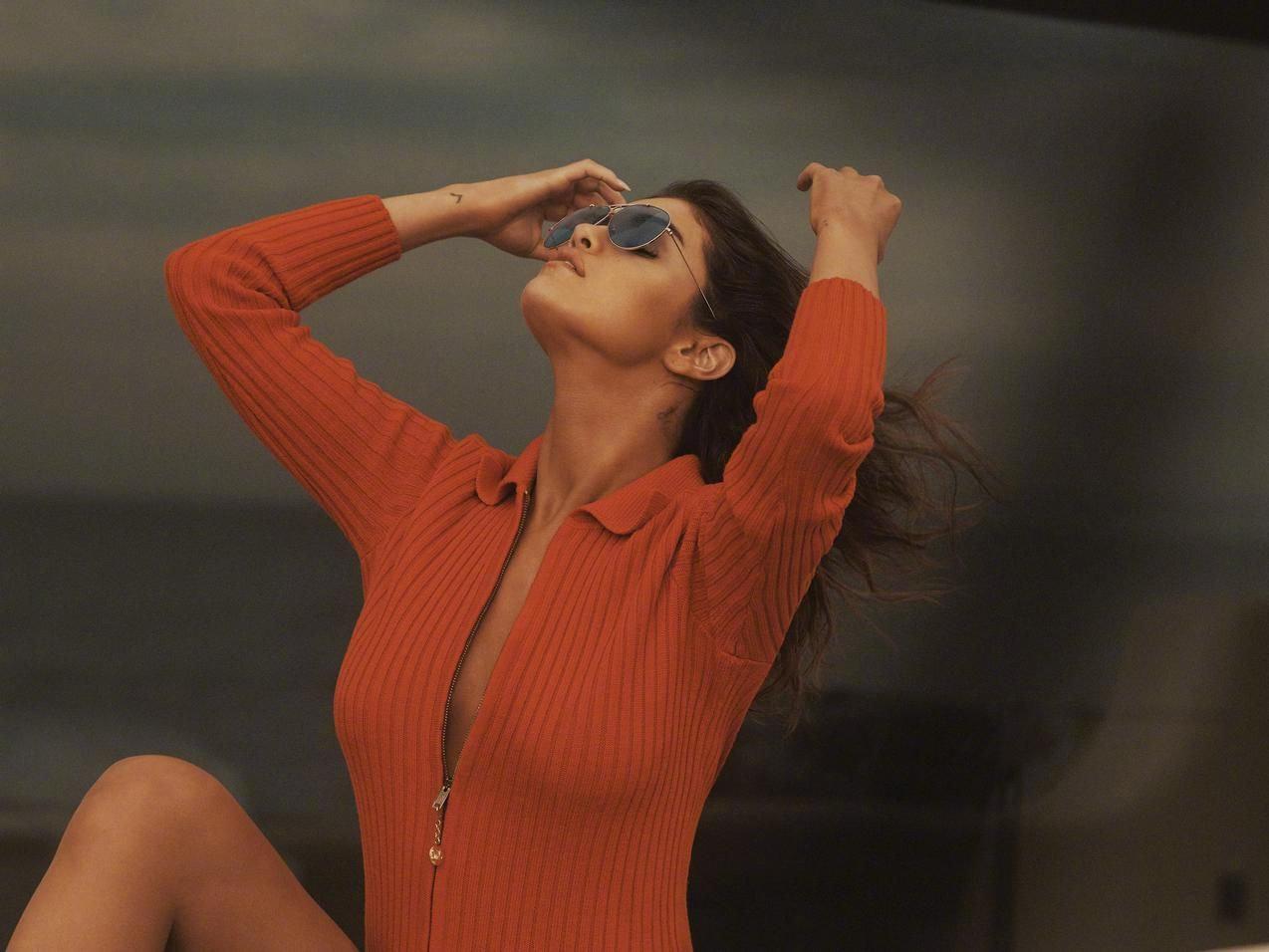 selenagomezwsj二月刊封面女郎温暖色调慵懒性感