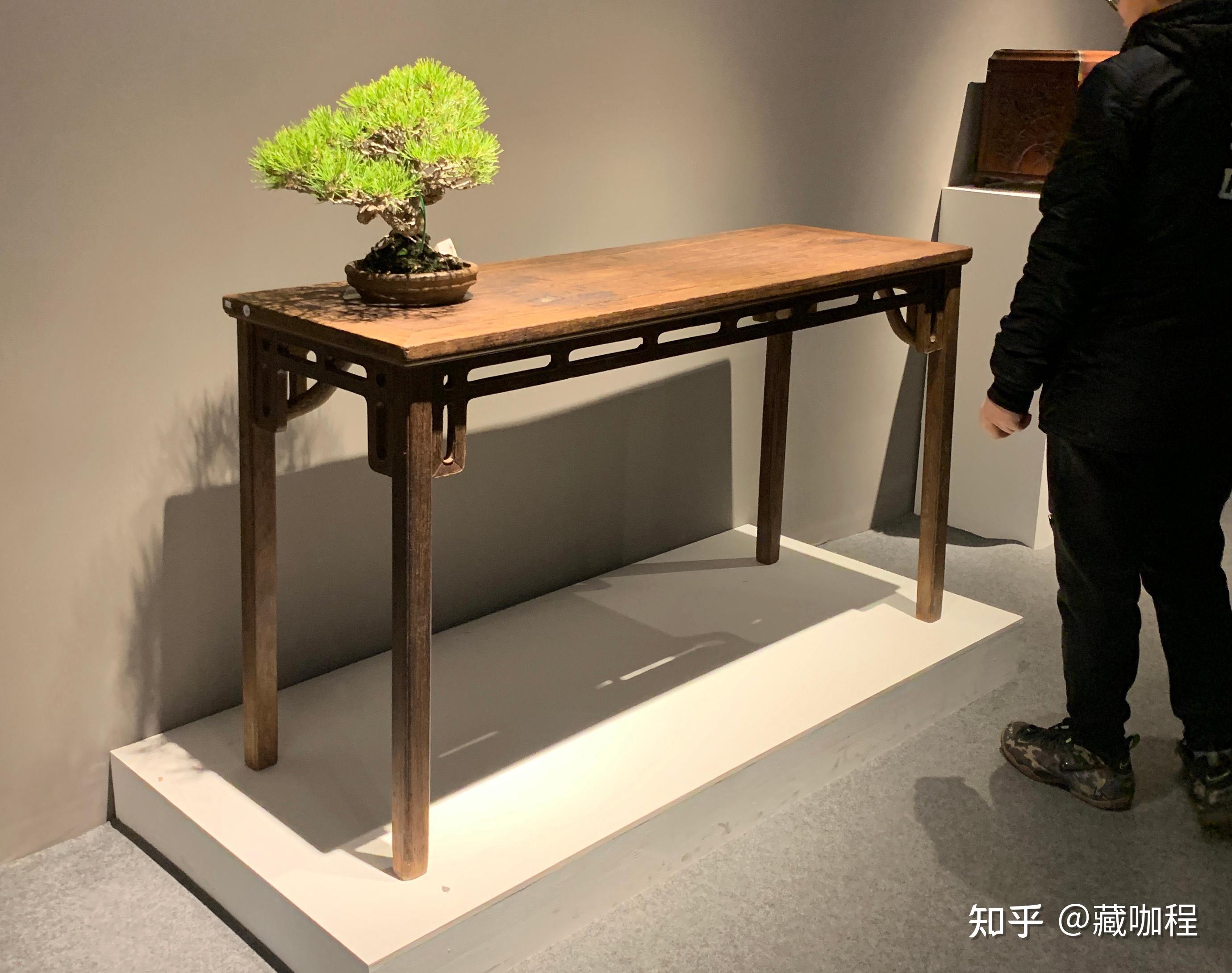 以时间线为轴,去年的黄花梨霸王枨高束腰书桌,长155宽54高84厘米,断代