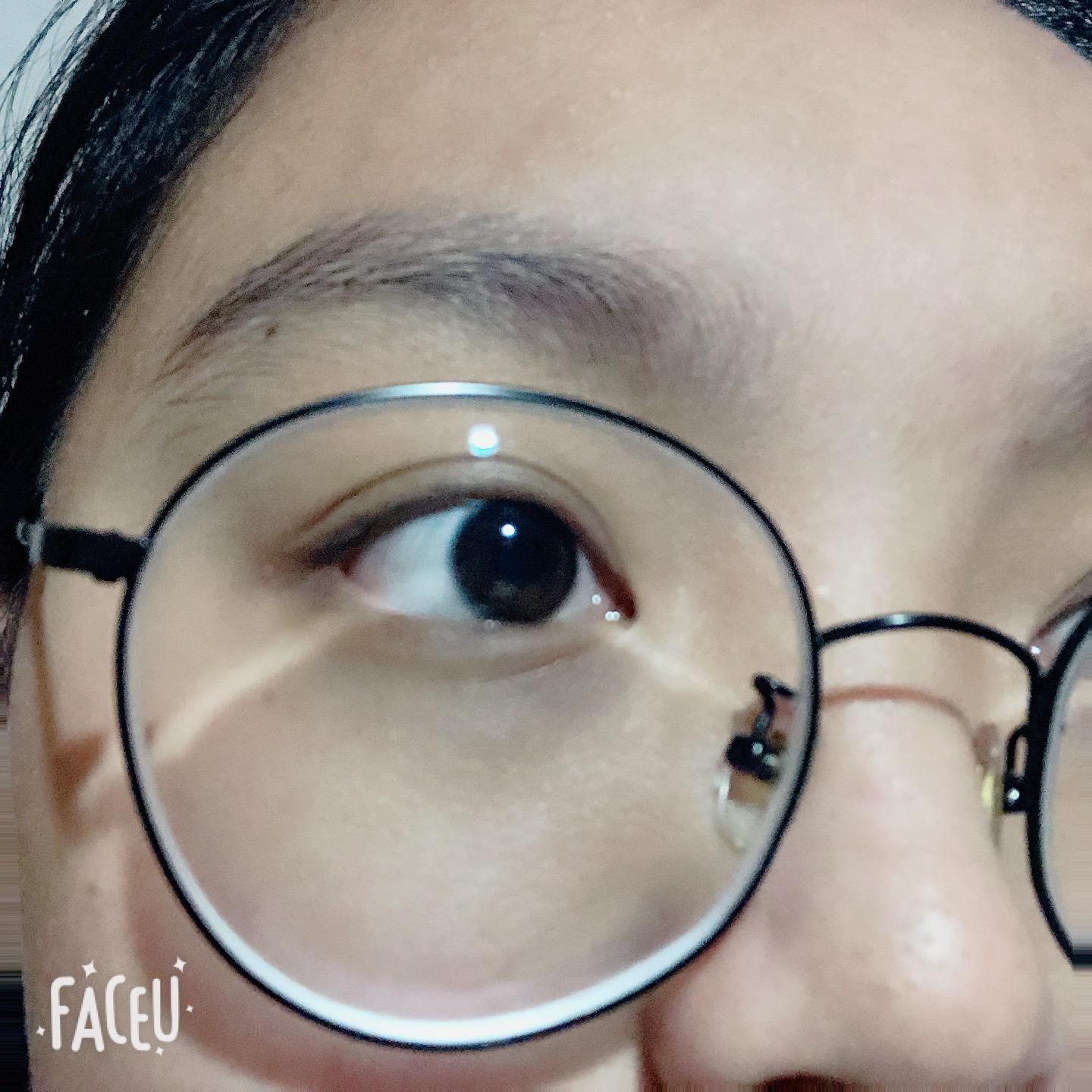 请问600度左右近视眼配金属细框眼镜会不会因为太厚而看起来很不和谐