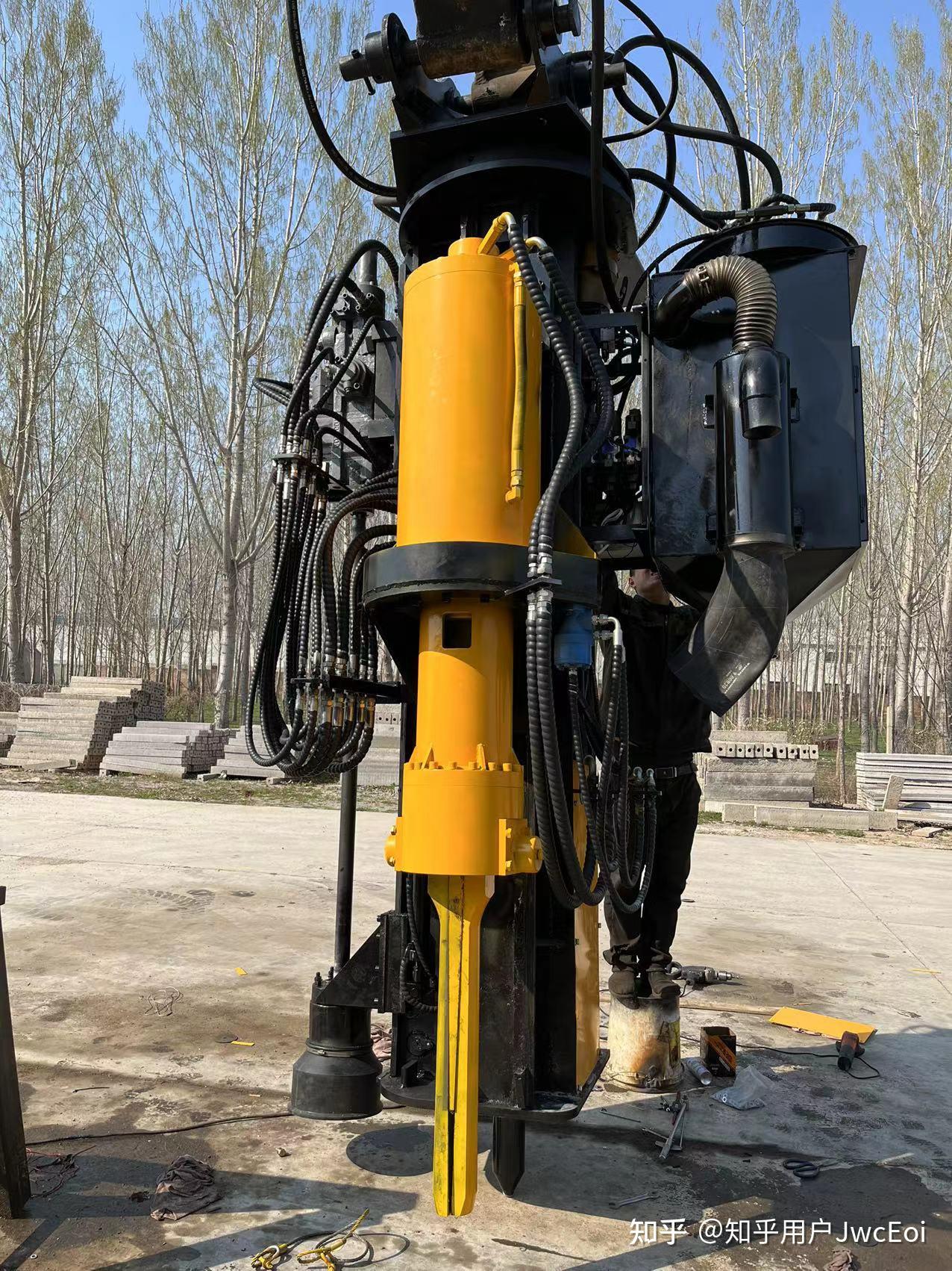 褐铁矿开采开石棒挖掘机钻孔胀裂一体机劈钻裂石一体机