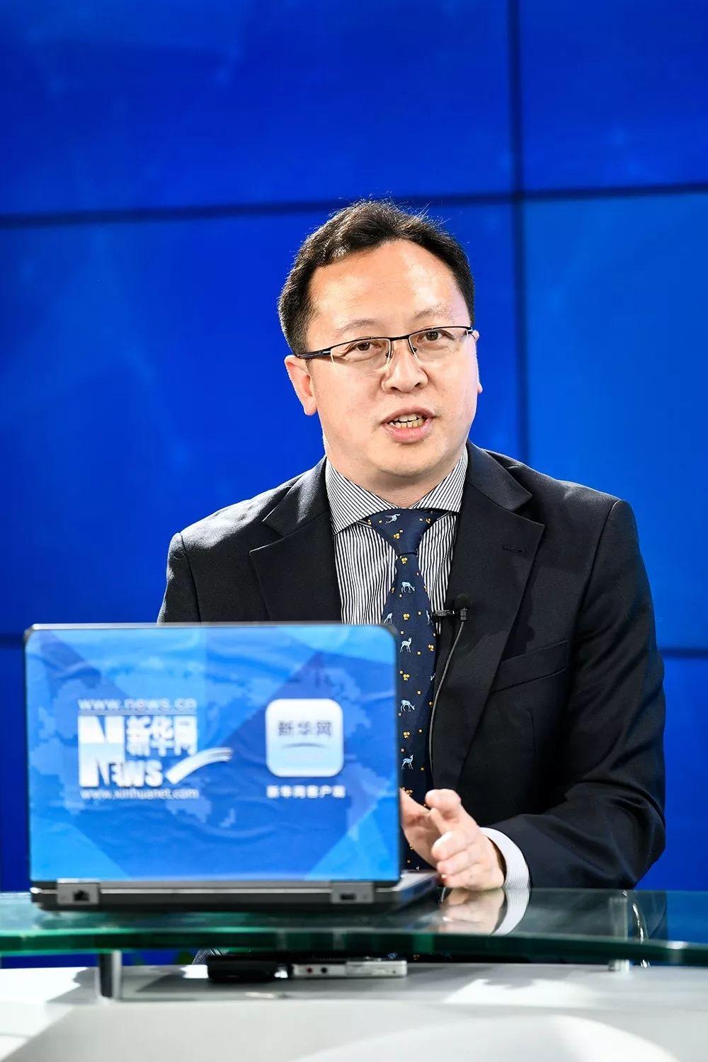 问到中育贝拉国际高中的教育理念,李松博士有三句话分别送给教师,家长