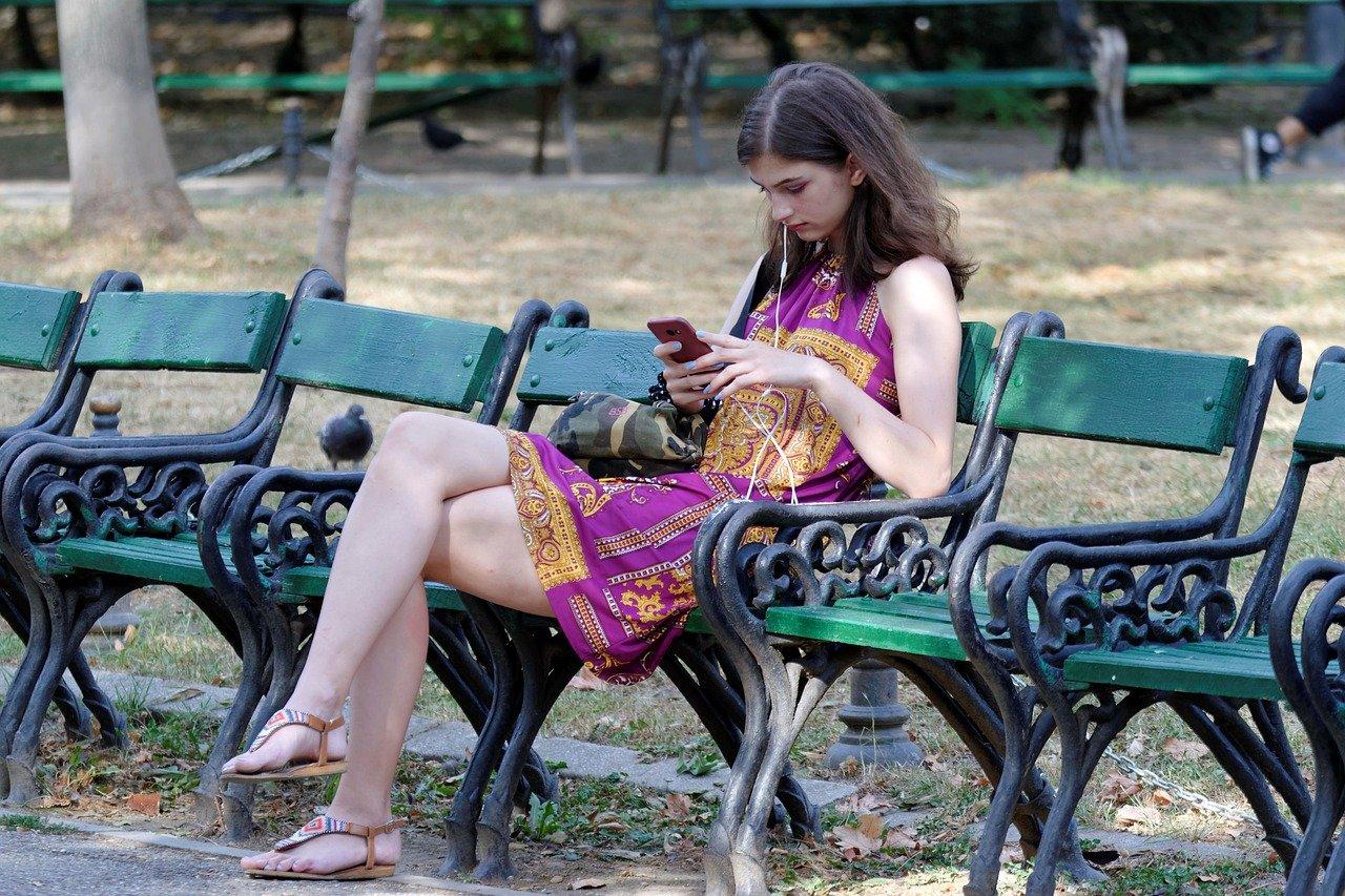 2. 优雅显瘦泳衣