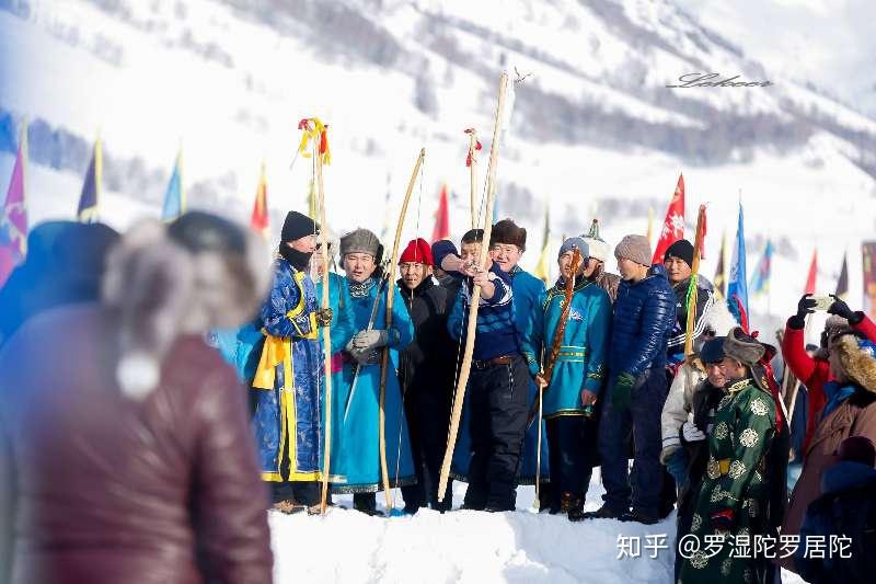 使用色勒库尔语(属印欧语系印度-伊朗语族伊朗语支东伊朗次语支)和瓦