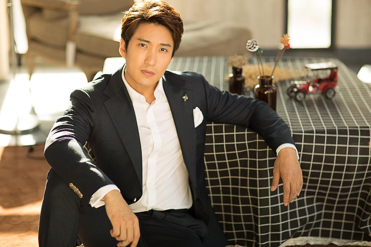 任浩铭在去艺术学院找弟弟的时候,无意中发现弟弟一直痴迷的女孩就是