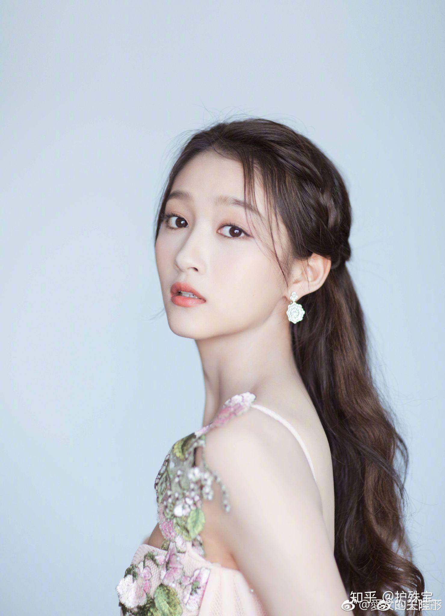 同样是厉害背景的星二代,关晓彤和欧阳娜娜相比,你会对谁更有好感?