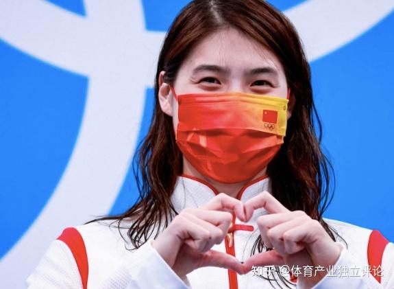 甜美的笑容,对着镜头比心的动图瞬间在网上被疯狂转载,许多不太关注