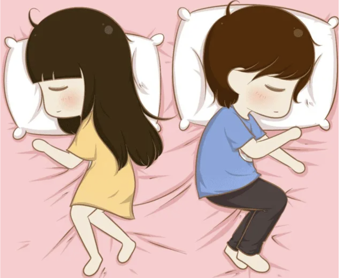 幸福的年轻夫妇拥抱在床上睡觉在晚上。美女和帅哥睡在一起，甜蜜地拥抱在一起。自顶向下。照片摄影图片_ID:340512852-Veer图库