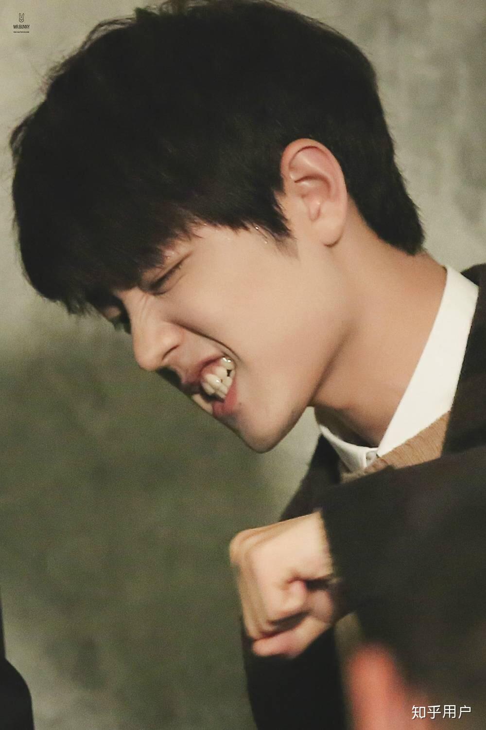 为什么肖战笑起来可以这么的这么的这么的好看