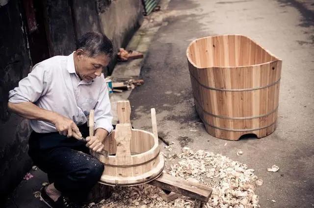 箍桶匠又称圆作木匠,民间专门制作与修理日用木桶或木盆的工匠.