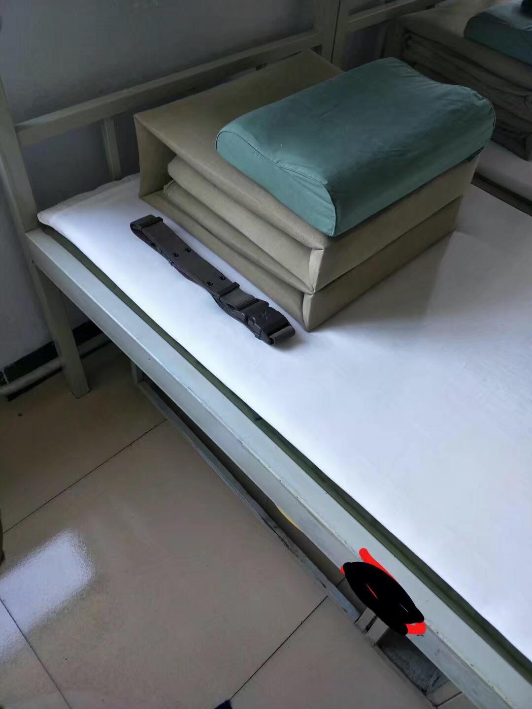 军队那种像饼干一样的被子是怎么叠出来的