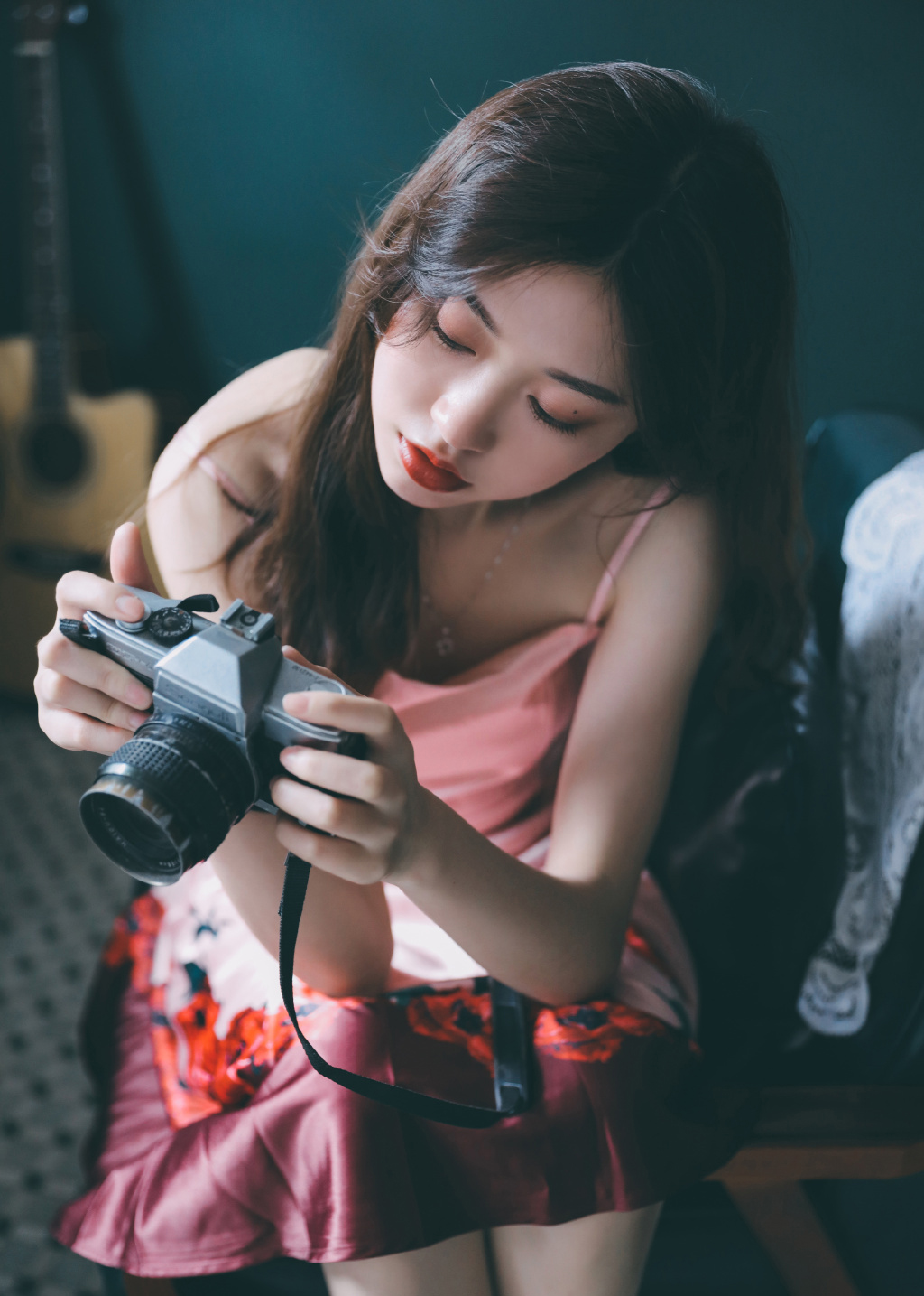 今日份壁纸丨性感美女时尚写真清纯90后复古红唇电眼吊带长裙港风养眼