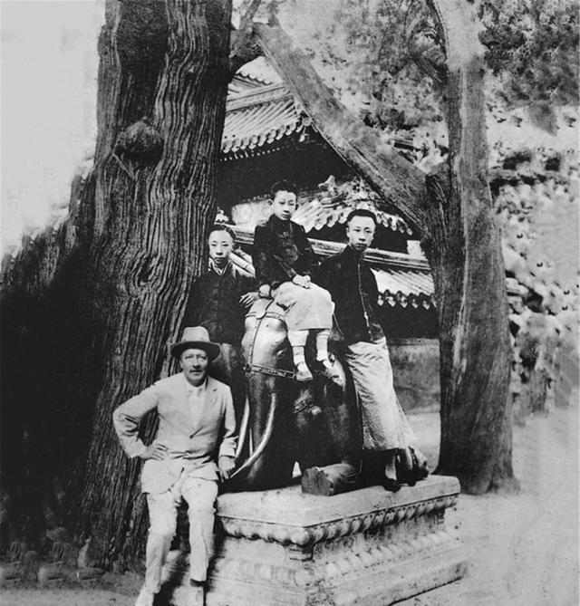 真正的庄士敦和溥仪合影地址是北京故宫内。蓝咪咪搞笑考古资料。执行翻译。 - 知乎