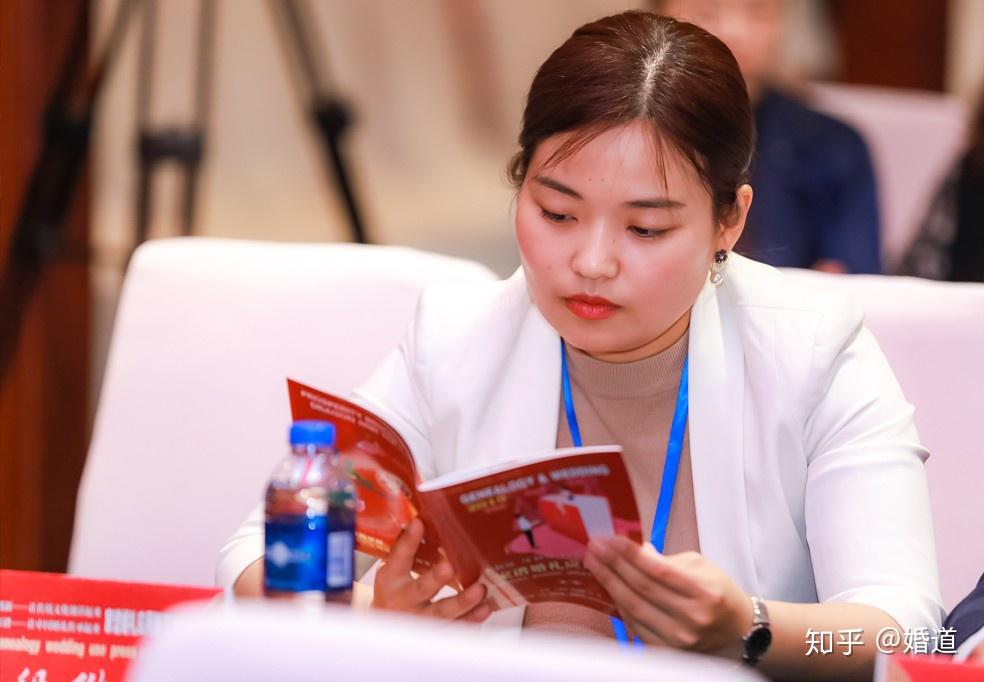 cctv二套《完美婚礼》节目主持大伟与知名的婚礼主持人雅琳共