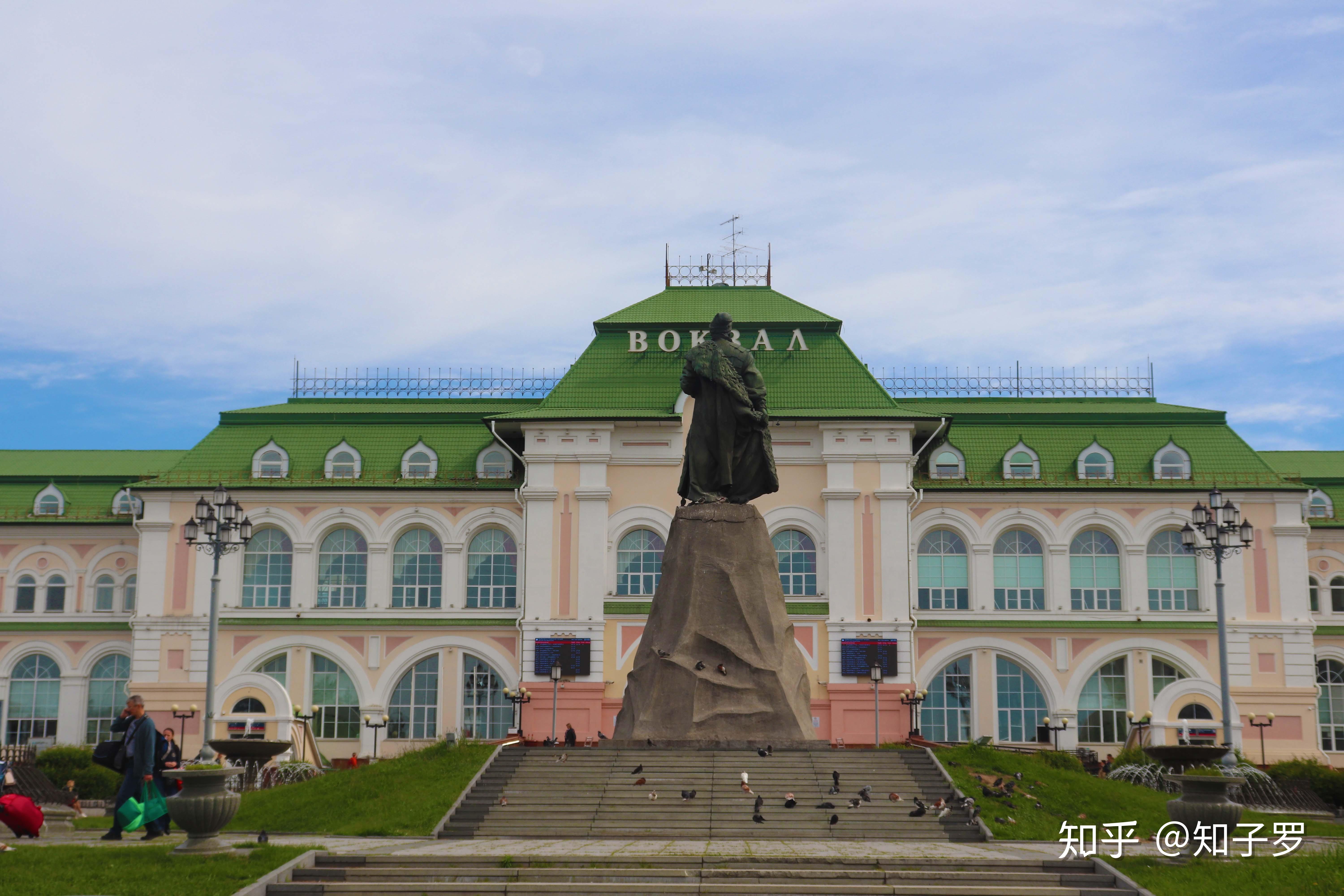 哈巴罗夫斯克火车站(外面站的人即为哈巴罗夫,在俄罗斯的历史是他是